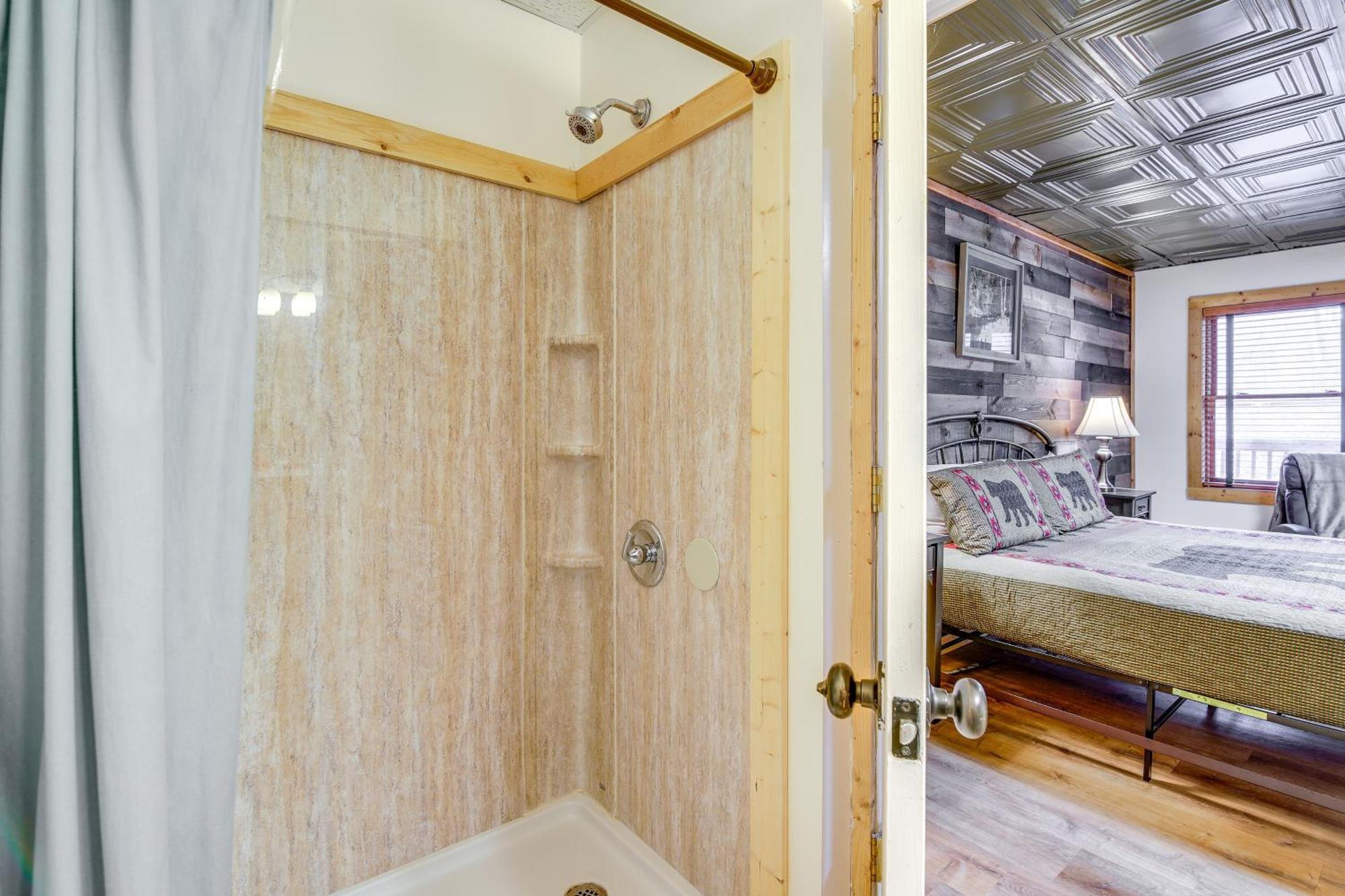 Willa Pet-Friendly Gatlinburg Retreat With Hot Tub! Zewnętrze zdjęcie