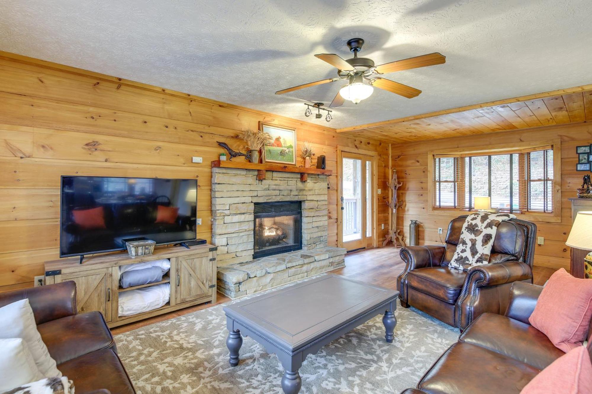 Willa Pet-Friendly Gatlinburg Retreat With Hot Tub! Zewnętrze zdjęcie